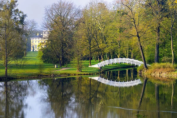 Woerlitzer Park, White bridge and castle in background, Dessau-Woerlitzer Gartenreich, Unesco World Heritage, Saxony-Anhalt, Germany