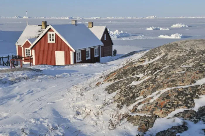 Framed Print : Wohnhaus, Ilulissat, Greenland Framed Print : Wohnhaus, Ilulissat, Greenland