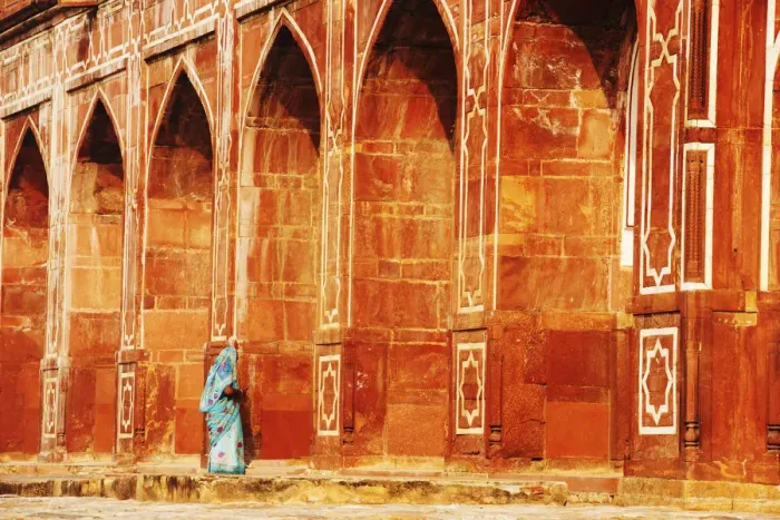 Framed Print : Woman & Arches of Humayuns Tomb, New Delhi, India Framed Print : Woman & Arches of Humayuns Tomb, New Delhi, India