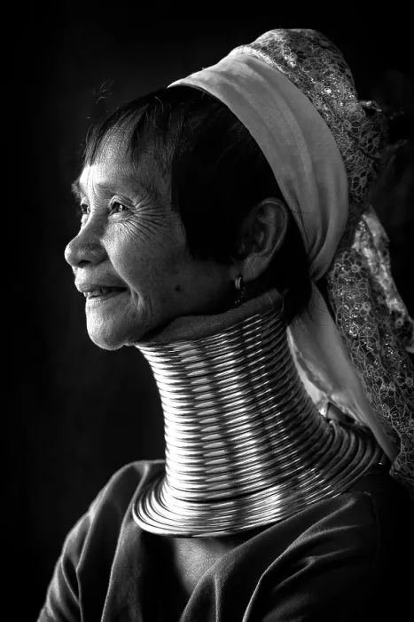 Framed Print : Woman of the Kayan (Padaung) tribe with brass coilss around her neck, Inle Lake, Shan State, Myanmar Framed Print : Woman of the Kayan (Padaung) tribe with brass coilss around her neck, Inle Lake, Shan State, Myanmar
