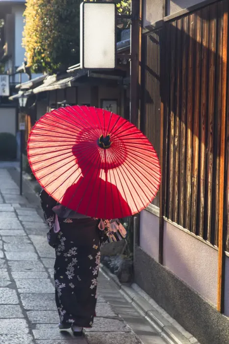 Framed Print : Woman in kimono walking along alleyway, Kyoto, Kansai, Japan (MR) Framed Print : Woman in kimono walking along alleyway, Kyoto, Kansai, Japan (MR)