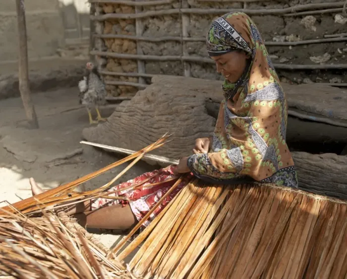 Framed Print : A woman makes makuti