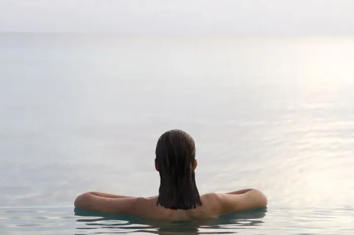 Framed Print : Woman relaxing in infinity pool. Rangiroa, Tuamotu Archipelago, French Polynesia. (MR) Framed Print : Woman relaxing in infinity pool. Rangiroa, Tuamotu Archipelago, French Polynesia. (MR)