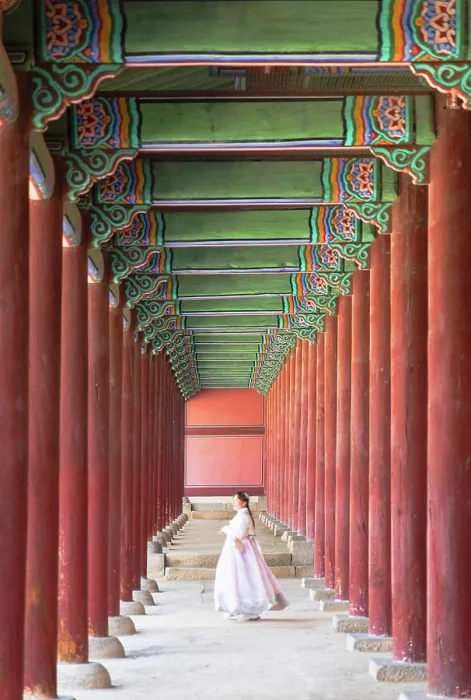 Framed Print : Woman wearing traditional hanbok dress passing corridor of Geunjeongjeon courtyard inside Gyeongbokgung Palace, Seoul, Seoul Metropolitan Area, South Korea Framed Print : Woman wearing traditional hanbok dress passing corridor of Geunjeongjeon courtyard inside Gyeongbokgung Palace, Seoul, Seoul Metropolitan Area, South Korea