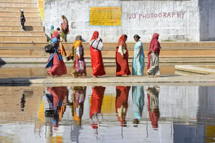 Framed Print : Women at the Holy Baths, Pushkar, Rajasthan, India Framed Print : Women at the Holy Baths, Pushkar, Rajasthan, India