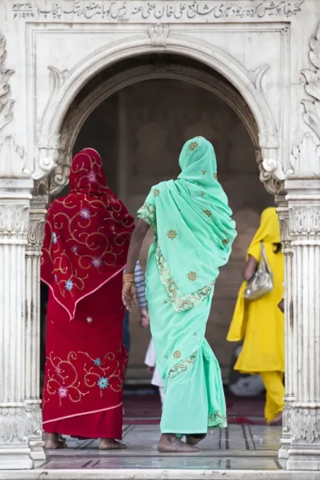 Framed Print : Women in the Jama Masjid mosque in Old Delhi, India Framed Print : Women in the Jama Masjid mosque in Old Delhi, India