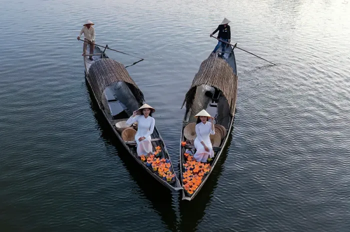 Framed Print : Women laying floating lanterns on the Perfume River at dusk, Hue, Central Vietnam Framed Print : Women laying floating lanterns on the Perfume River at dusk, Hue, Central Vietnam