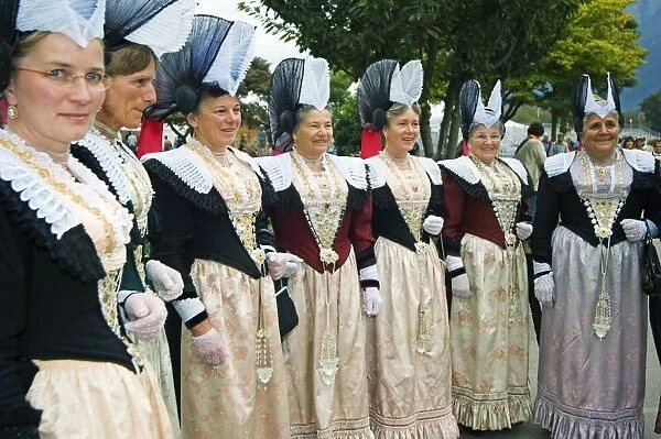 Women in traditional costume at the Unspunnen Bicentenary Festival