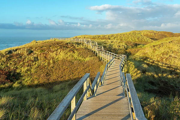 Wooden boardwalk by beach, Wenningstedt, Sylt, Nordfriesland, Schleswig-Holstein, Germany