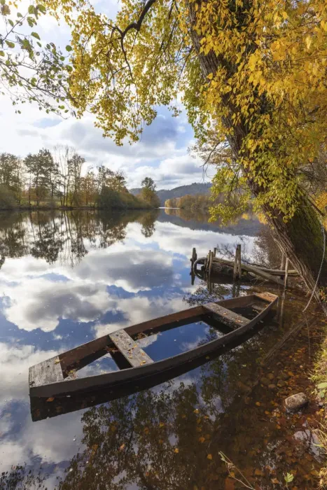 Framed Print : A wooden rowing boat in autumn on the Dordogne River, Correze, Nouvelle-Aquitaine Framed Print : A wooden rowing boat in autumn on the Dordogne River, Correze, Nouvelle-Aquitaine
