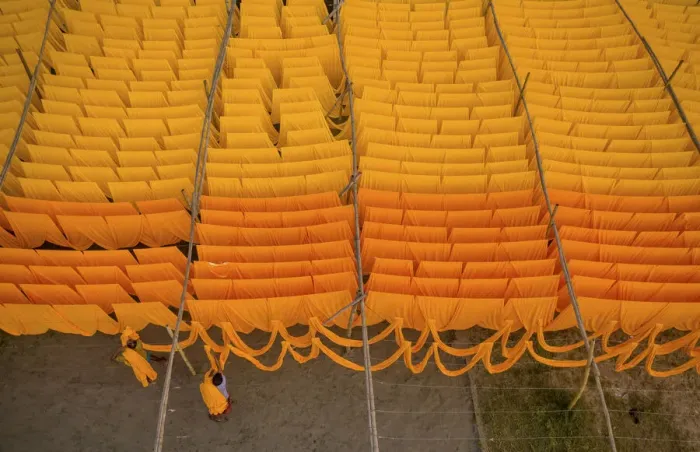 Framed Print : Workers hang thousands of metres of different coloured t-shirt fabrics to dry in Framed Print : Workers hang thousands of metres of different coloured t-shirt fabrics to dry in