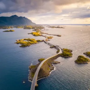 Vista aerea della strada costiera dell'Oceano Atlantico al tramonto, più ogn'Romsdalsfjord in Norvegia Vista aerea della strada costiera dell'Oceano Atlantico al tramonto, più ogn'Romsdalsfjord in Norvegia