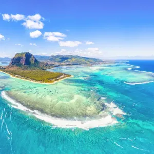 Vista aereo della penisola di Le Morne Brabant e cascatella sottomarina dell'Underwater. La Montagna Vista aereo della penisola di Le Morne Brabant e cascatella sottomarina dell'Underwater. La Montagna