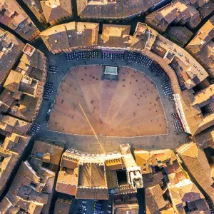 Vista aerea di piazza del campo e vecchia città di siena. Siena, Toscana, Italia Europa Vista aerea di piazza del campo e vecchia città di siena. Siena, Toscana, Italia Europa