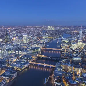 Vista aerea di The Shard, fiume Tamigi e Città di Londra, Londra, Inghilterra. Vista aerea di The Shard, fiume Tamigi e Città di Londra, Londra, Inghilterra.