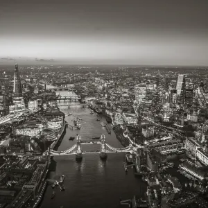 Vista aereo di The Shard, fiume Temsa e Ponte del Re Riccardo e città della Londra in Inghilterra Vista aereo di The Shard, fiume Temsa e Ponte del Re Riccardo e città della Londra in Inghilterra