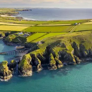 Vista aerea di Capo Trevose, Stazione della Lifera di Padstow e Baia delle Madri Ivey Vista aerea di Capo Trevose, Stazione della Lifera di Padstow e Baia delle Madri Ivey