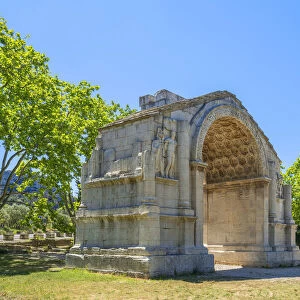 Arch of Triumph and the mausoleum of Jules, ancient Roman site of Glanum, Saint Remy de Provence, Les Alpilles, Bouches du Rhone, Provence Cote d'Azur, France, Europe