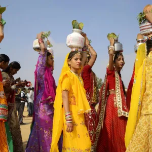 Asia, India, Rajasthan, Jaisalmer, desert festival, women parade in traditional clothing