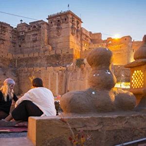Asia, India, Rajasthan, Jaisalmer, couple enjoying drinks in outdoor cafe