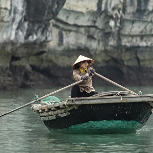 Asia, Vietnam, Quang Ninh Province, Ha Long Bay, local guide (DM)