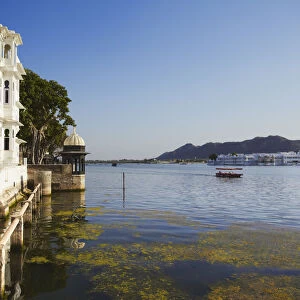 Bagore-ki-Haveli and Lake Palace Hotel on Lake Pichola, Udaipur, Rajasthan, India