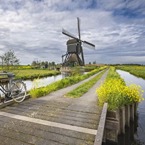 By bike to the windmills of Broekmolen (Molenlanden municipality, South Holland