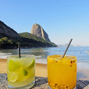 Brazil, City of Rio de Janeiro, Urca, Caipirinha on the Praia Vermelha with the Sugarloaf