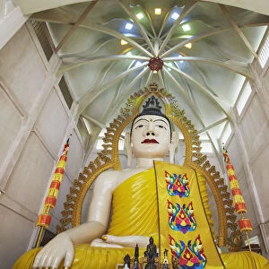 Buddha statue in Sakaya Muni Buddha Gaya Temple (Temple of 1000 Lights), Little India