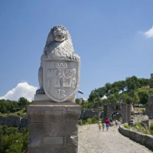 Bulgaria, Veliko Tarnovo. A statue of a lion guards the road to the the Tsarevets Castle