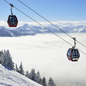 Cable car carries skiers to the slopes on the Hohe Salve, Hopfgarten, Tyrol, Austria MR
