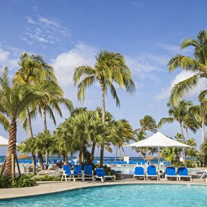 Caribbean, Netherland Antilles, Aruba, Swimming pool at Renaissance resort and casino