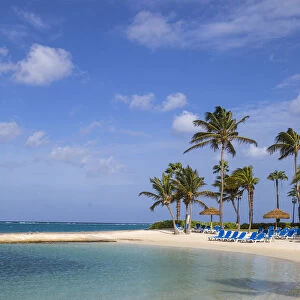 Caribbean, Netherland Antilles, Aruba, Beach at Renaissance resort and casino - Ocean