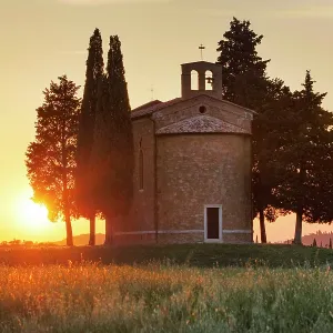 The Chapel of Madonna di Vitaleta at sunset. Val d'Orcia, near San Quirico d'Orcia, Tuscany, Italy