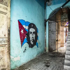 Che Guevara street art in an entrance of an old house in La Habana Vieja (Old Town) Che Guevara street art in an entrance of an old house in La Habana Vieja (Old Town)