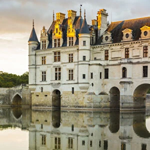 Chenonceau castle reflects itself on the Loire at sunset. Chenonceaux, Indre-et-Loire
