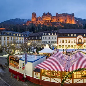 Christmas market at the Karlsplatz in Heidelberg with view towards the Heidelberg castle