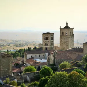 The Church of Santa Maria la Mayor with its two towers, dating back to the 15th century