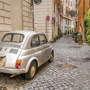 Clásico antiguo coche Fiat 500 estacionado en una calle empedrada de Roma, Lacio, Italia Clásico antiguo coche Fiat 500 estacionado en una calle empedrada de Roma, Lacio, Italia
