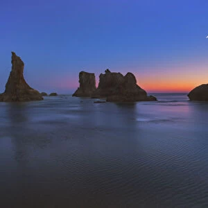 Coast landscape at Bandon Beach with moon - USA, Oregon, Coos, Bandon, Bandon Beach
