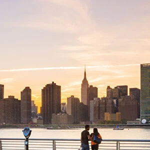Couple enjoying the view of Manhattan from Gantry Plaza, New York, USA