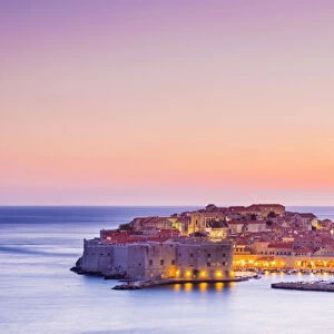 Croatia, Dubrovnik, view of the old town at dusk