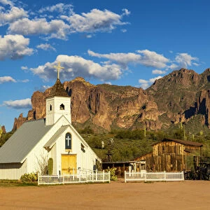 Elvis Memorial Chapel & Superstition Mountains, near Phoenix, Arizona, USA