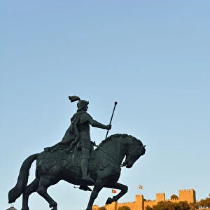 Equestrian statue of King Joao I and Sao Jorge castle, Praca da Figueira