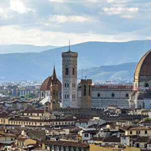 Florence Cathedral (Duomo di Firenze) and buildings in the old town, Florence (Firenze)