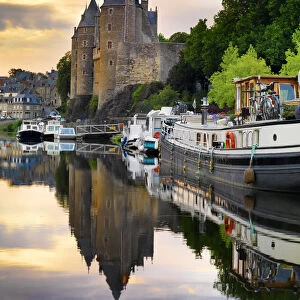 France, Brittany, Morbihan, Josselin, Chateau de Rohan castle on the Oust River at dusk