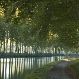 France, Languedoc-Rousillon, Canal du Midi. The Canal du Midi in Southern France connects the Garonne River to the Etang de Thau on