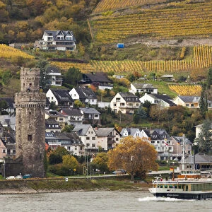 Germany, Rheinland-Pfalz, Oberwesel, town wall watch tower by the Rhein River, autumn