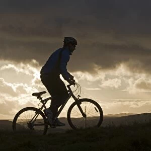 Gilar Farm, Snowdonia, North Wales. Man mountain biking. (MR)