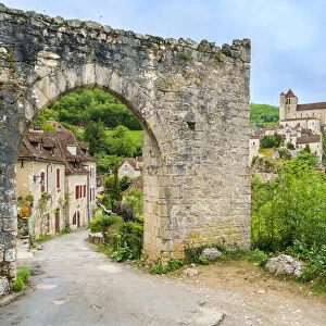 Gity gate entrance to medieval town of Saint-Cirq-Lapopie, Lot Department, Midi-Pyra na es